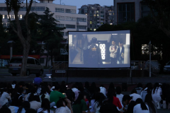 夏日校园 光影之约——学校组织住校学生观看露天电影《忠犬八公》