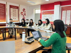 新教师培训班举行教师专业成长和发展讲座
